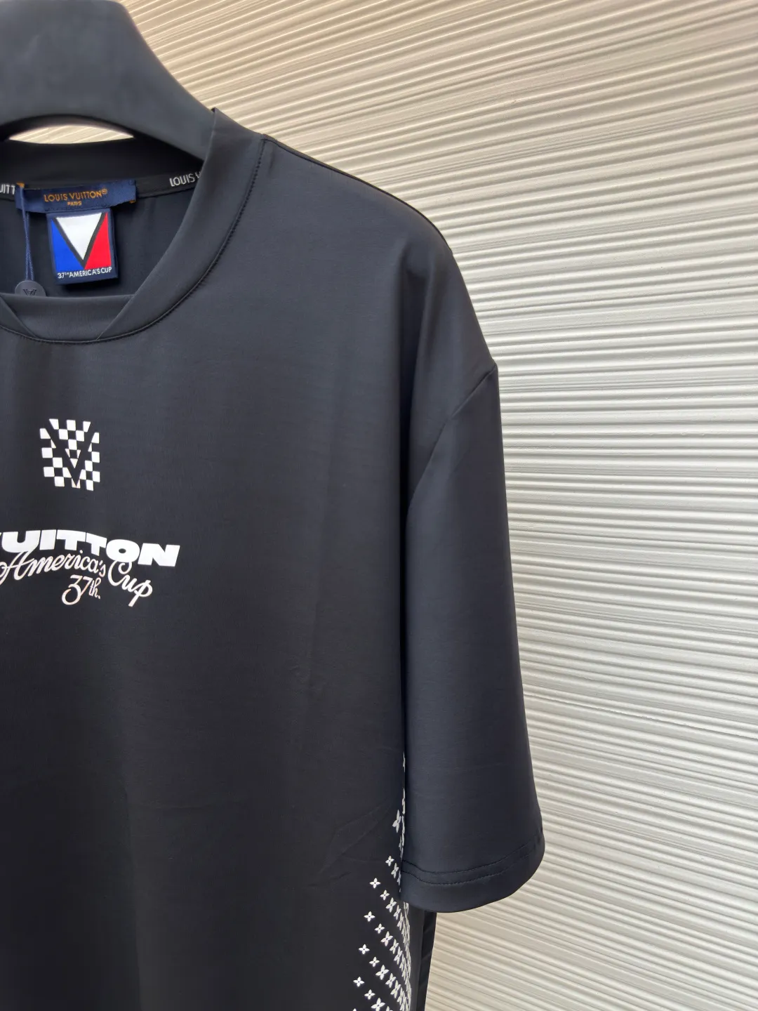 LOUISVUITTON white ink heat transfer T-shirt ●Authentic product: Purchased and developed for 8300 ●Item number: 1680106-A30 ●Fabric: nylon-ammonium blended fabric ●Technology: Printing ●Version: Fitted version ●Weight: about 235 grams ●Size: XS-S-M-L ●Description: Made of nylon-ammonia blended fabric, long-fiber high-F nylon yarn is used to weave the gray cloth. After dyeing in the vat, the surface of the gray cloth is lightly sanded to produce fine velvet. The fabric feels soft and skin-friendly. There are a total of 7 cutting pieces on the front and back sleeves, which are used for positioning heat transfer technology. Korean heat transfer lettering film material is used, and the Y version is traced to make the pattern. The back collar overlock webbing is customized with a double-layered letter jacquard process made of cotton. The overall wiring is straight and delicate, the fabric is comfortable and soft, and the color is consistent without color difference. It can be matched with the same style to create a fashionable look and control various occasions. Customized accessories, complete with three standards, same style for men and women!